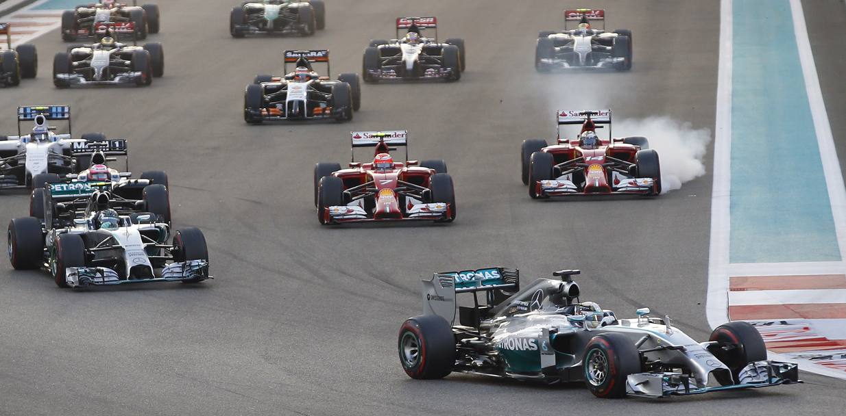 Hamilton al comando alla prima curva. Reuters